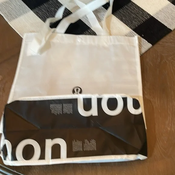 Lululemon bags 3 large 2 small sold as a set - Picture 4 of 6